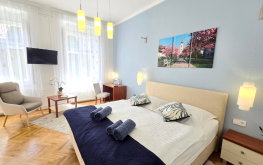 Kertre néző franciaágyas szoba